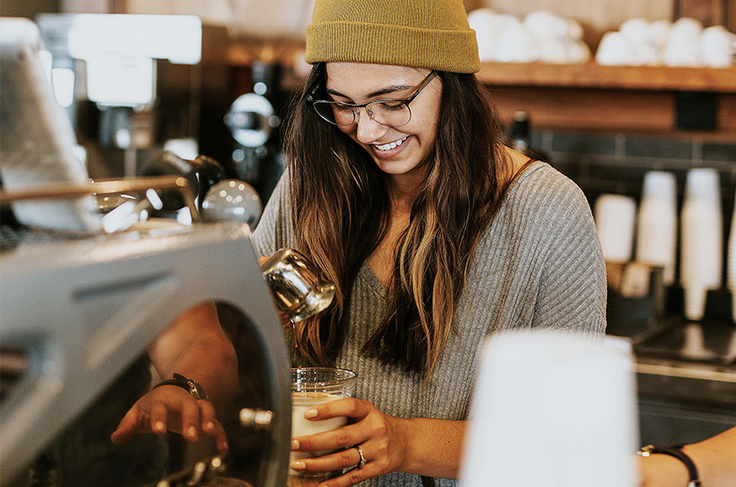 een vrouw werkt als barista